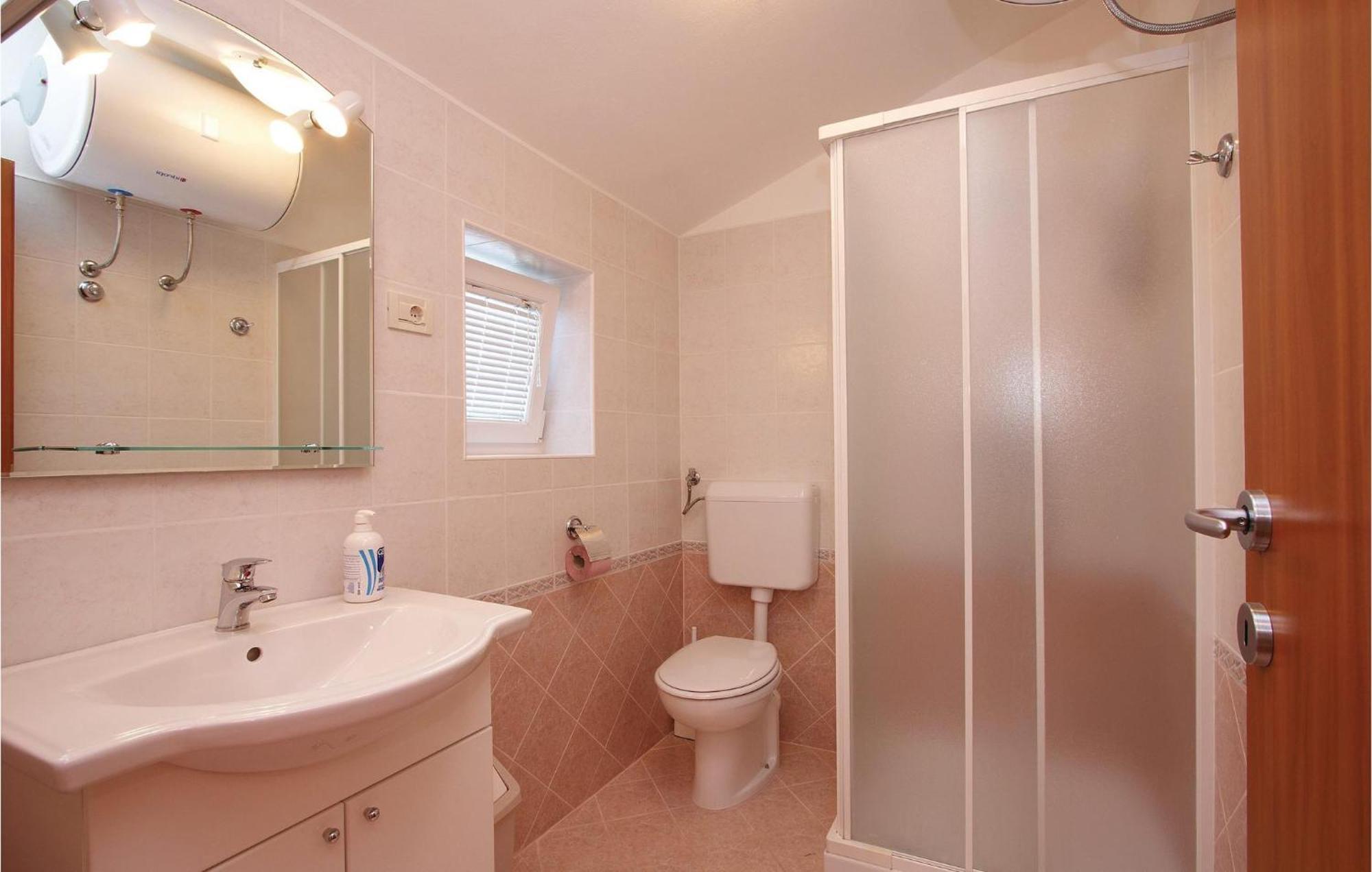2 Bedroom Awesome Apartment In Plomin Kültér fotó