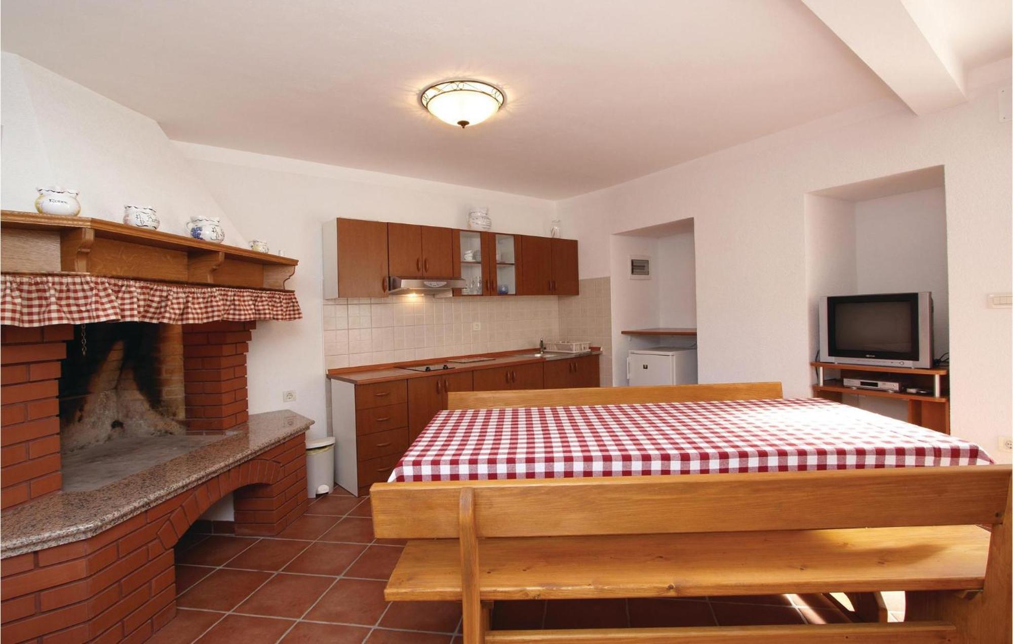 2 Bedroom Awesome Apartment In Plomin Kültér fotó